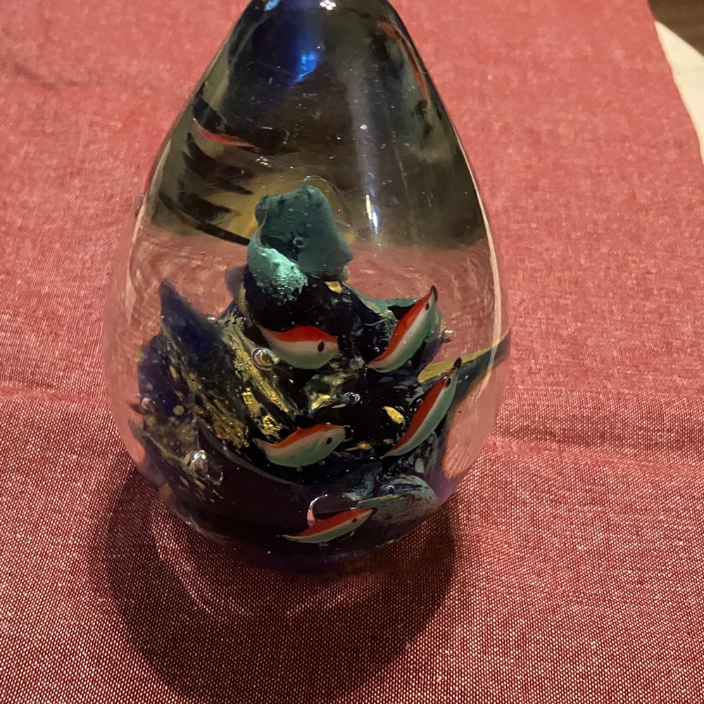 Merano EGG shape 6 in Glass Paperweight with Fish Design